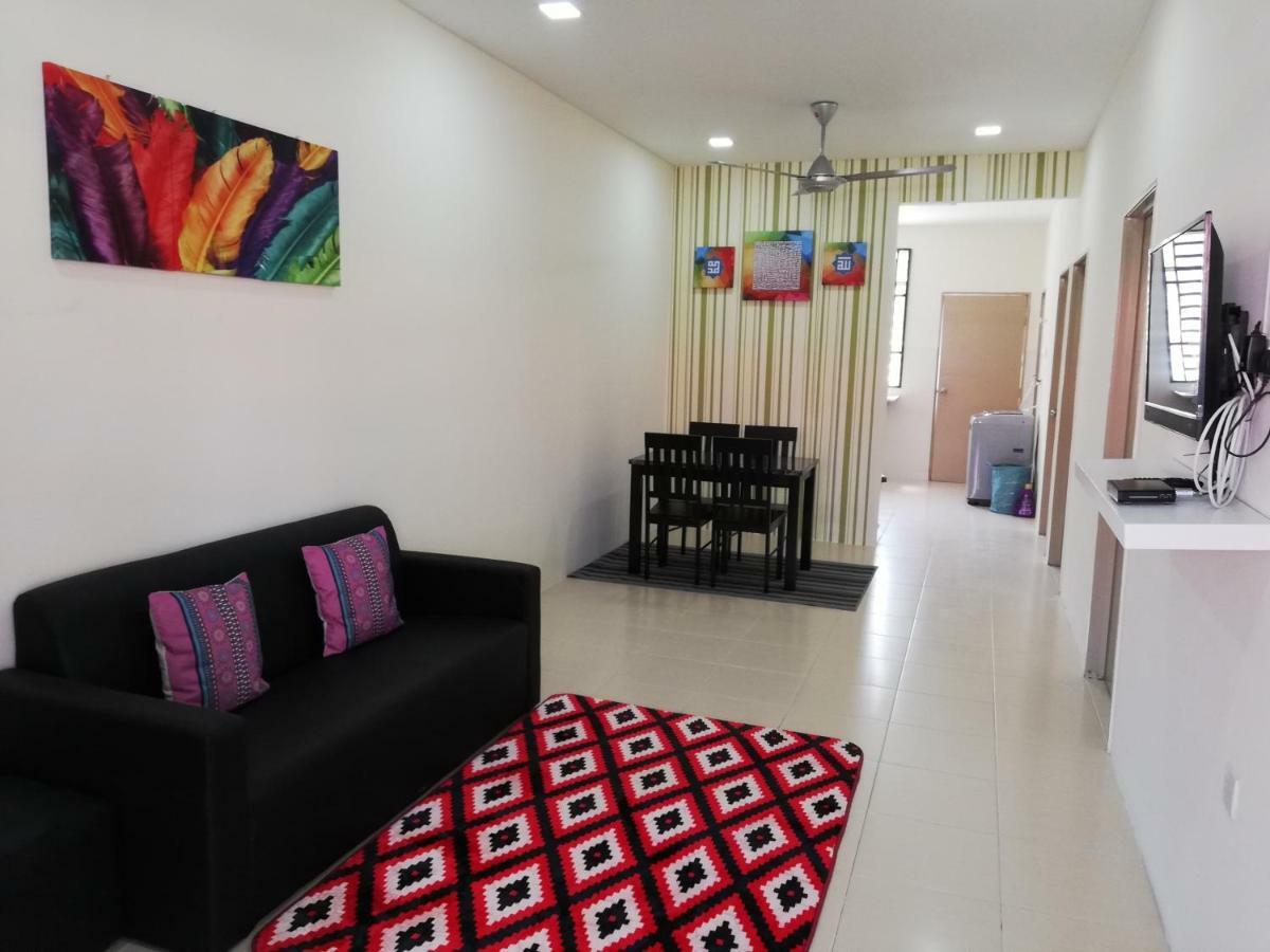 Neesa Homestay Bukit Gambang-Muslim Eksteriør bilde